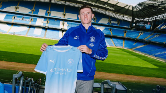 Premier League: Elliot Anderson fue presentado como jugador del Manchester City