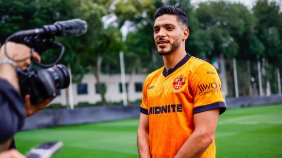 El delantero mexicano Raúl Jiménez reporta con el Wolverhampton Wanderers