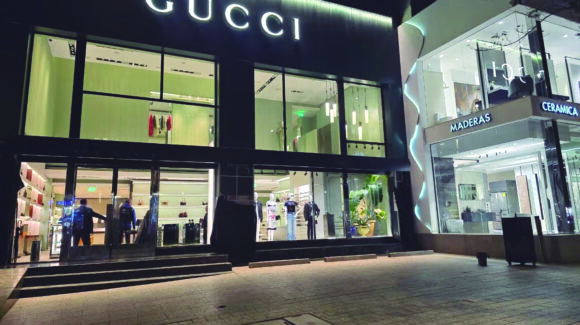 CDMX: Fingieron ser clientes para asaltar boutique Gucci en Polanco y huir en moto