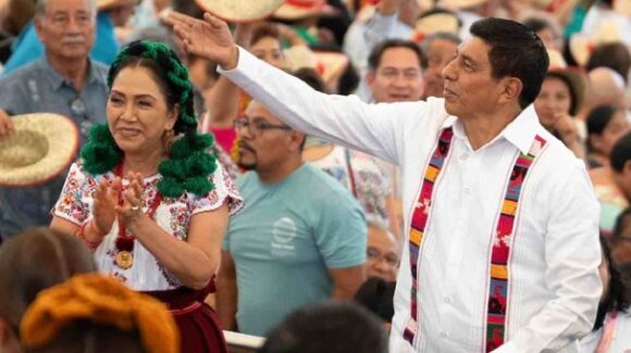 Gobernador de Oaxaca descarta pedir licencia y ofrece comparecer ante FGR por periodista asesinado
