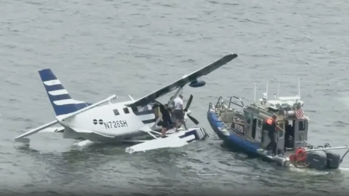 VIDEO: Un hidroavión aterriza de emergencia en un río de Nueva York y el suceso es grabado por una pasajera de 16 años