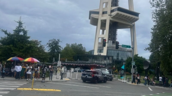 Autoridades reportan tiroteo cerca de la emblemática Space Needle de Seattle; hay varios heridos