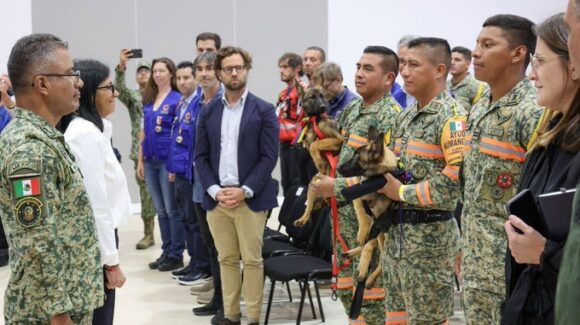 Venezuela condecora a rescatistas de México y la Unión Europea por apoyo tras terremotos