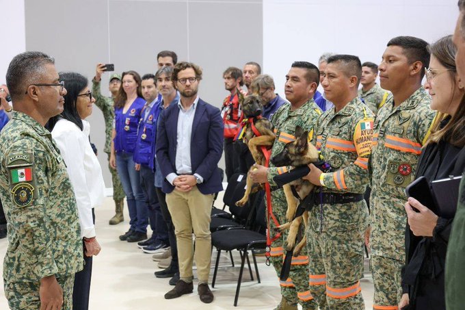 Venezuela condecora a rescatistas de México y la Unión Europea por apoyo tras terremotos
