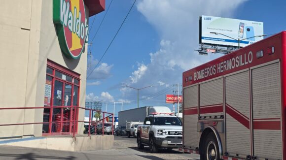 Incendio de transformador de la CFE evacúa tienda Waldo’s al norte de Hermosillo