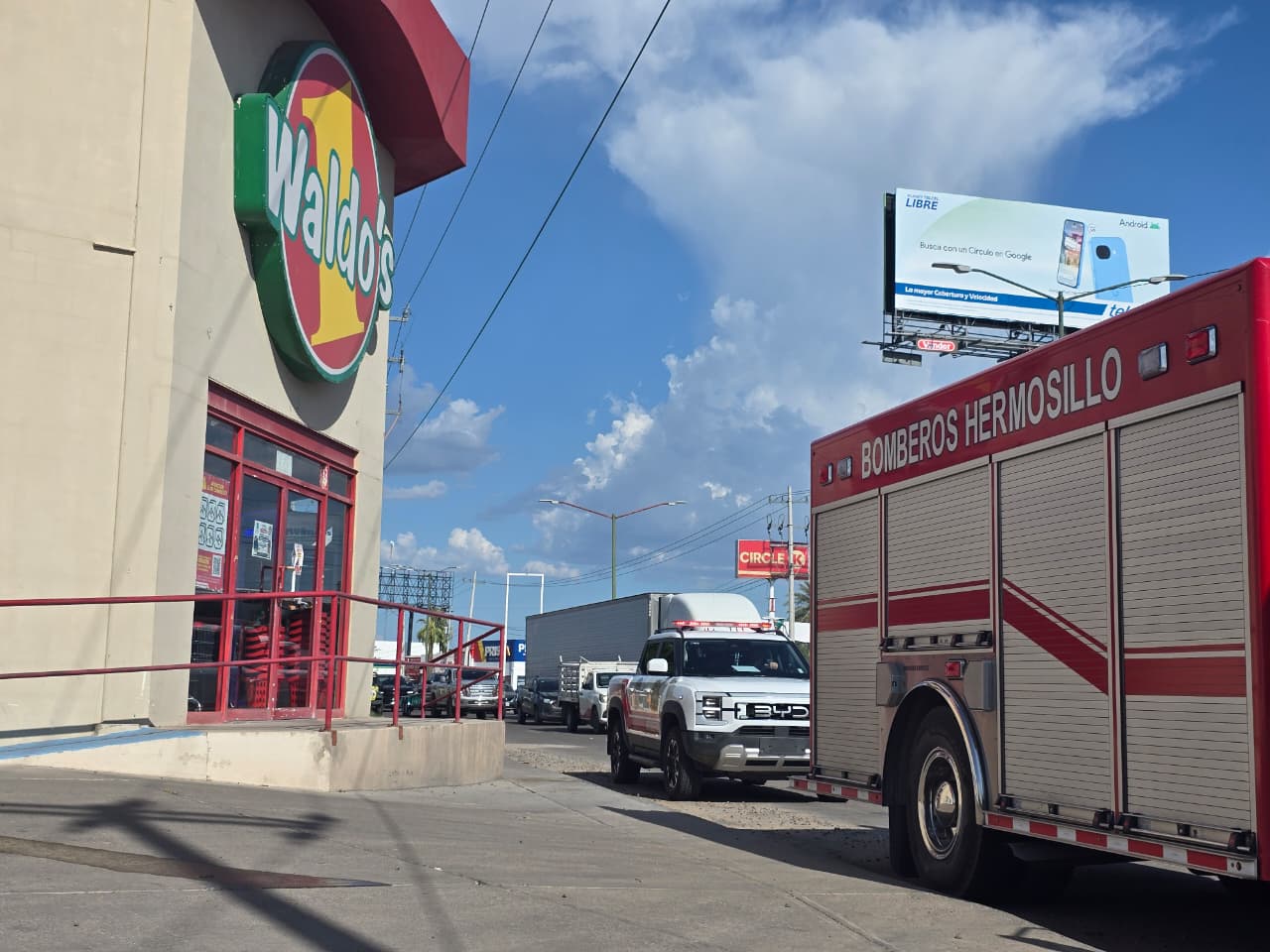 Incendio de transformador de la CFE evacúa tienda Waldo’s al norte de Hermosillo