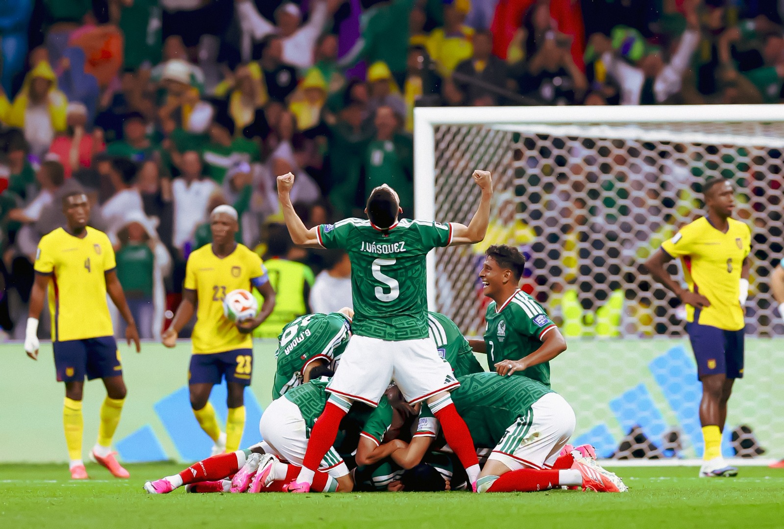 México firma una actuación histórica ante Ecuador; Quiñones, Lira y Montes lideran las mejores calificaciones