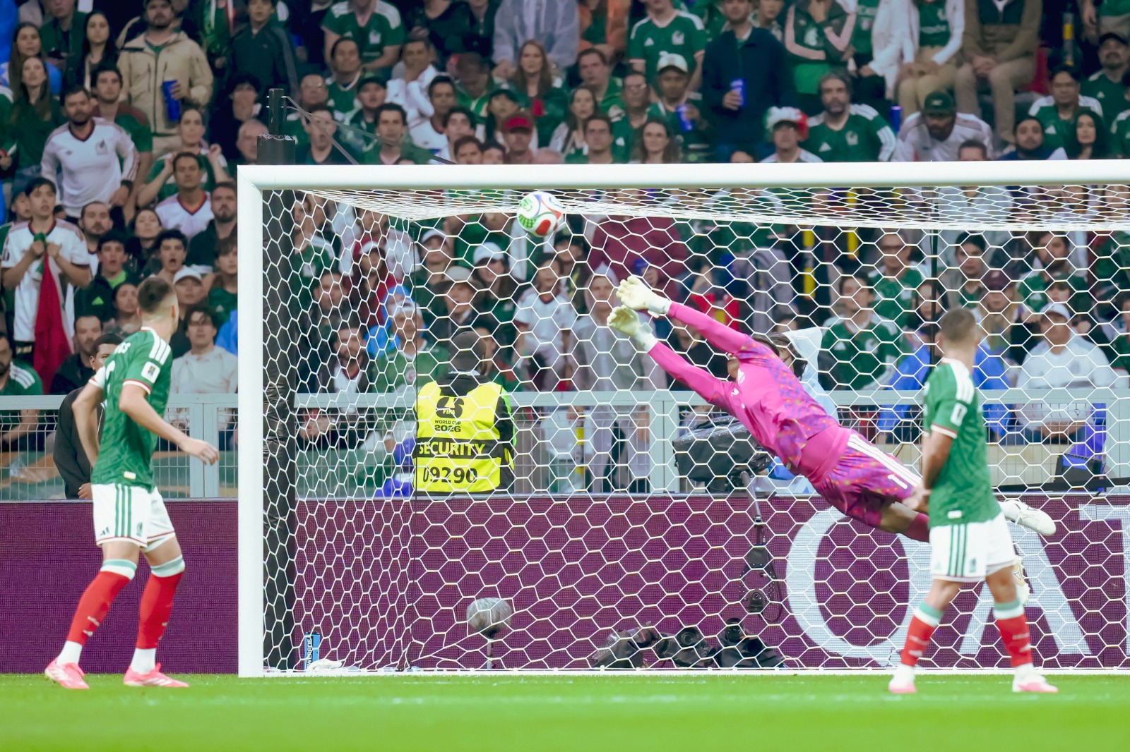 Raúl Rangel impone récord de minutos sin recibir gol con México en Mundiales