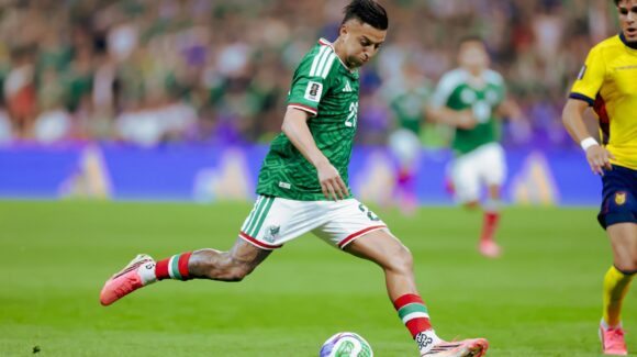 Roberto Alvarado se convierte en el máximo asistidor histórico de méxico en mundiales