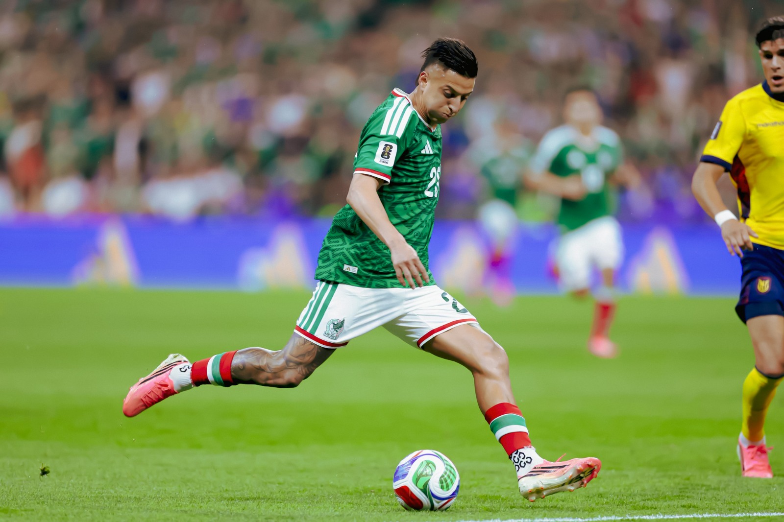 Roberto Alvarado se convierte en el máximo asistidor histórico de méxico en mundiales