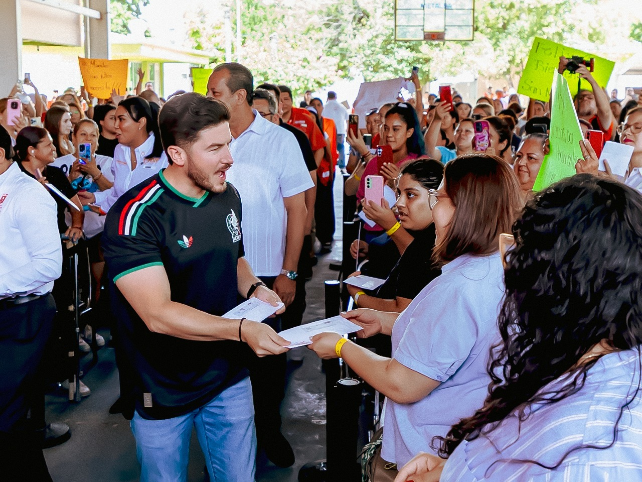 Gobernador de Nuevo León garantiza movilidad gratuita a beneficiarias de 'Ayudamos a las Mujeres' en San Nicolás