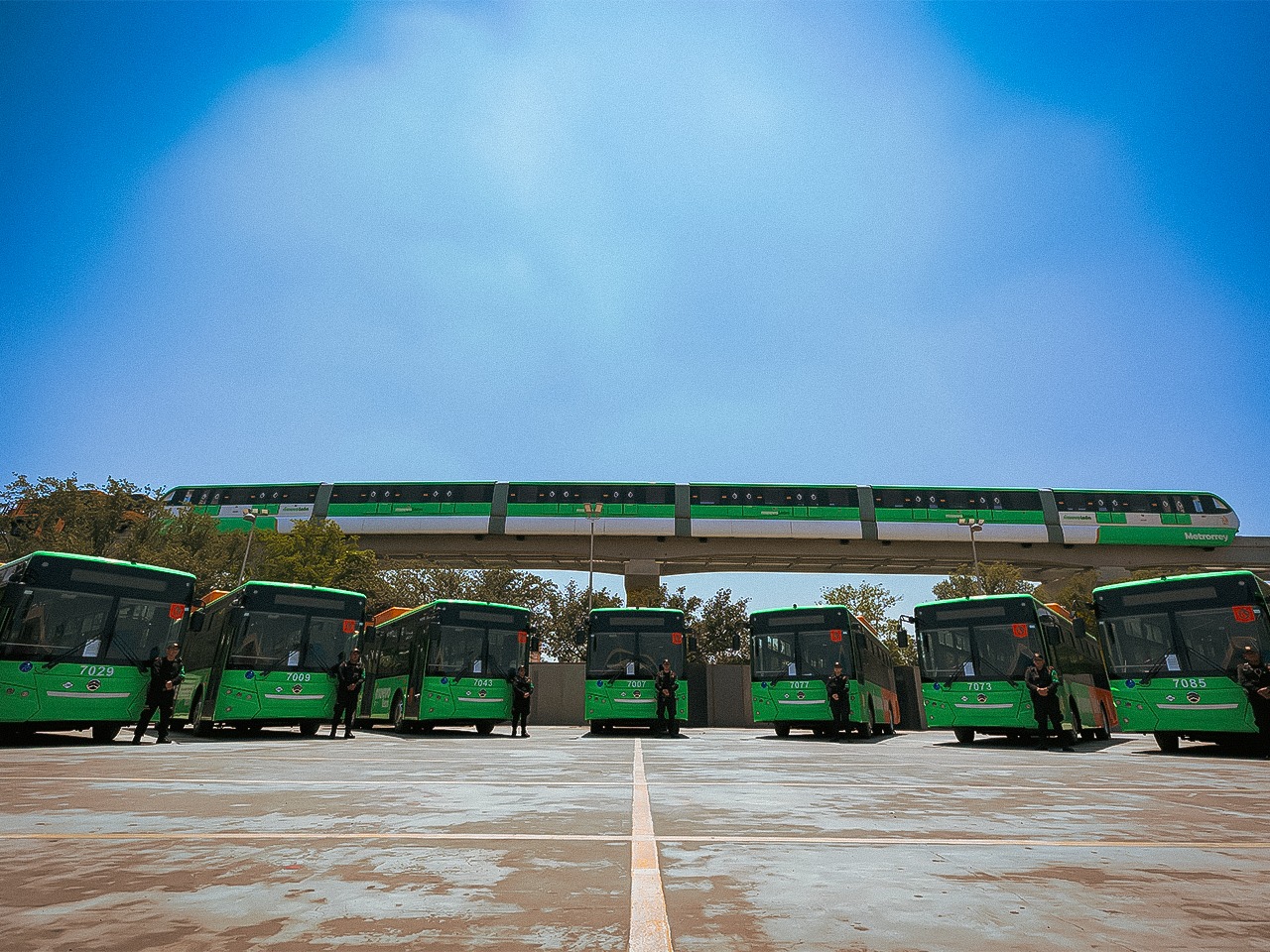 Entregan 100 nuevas unidades de transporte público en Nuevo León y destacan eficiencia durante el Mundial 2026