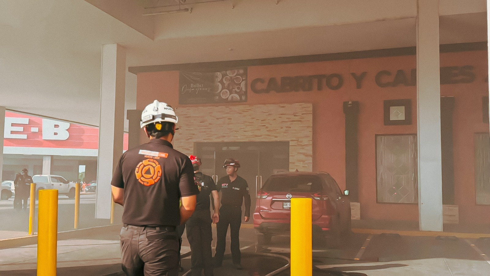 Evacuan a más de 1,300 personas por incendio en restaurante de plaza comercial en Monterrey