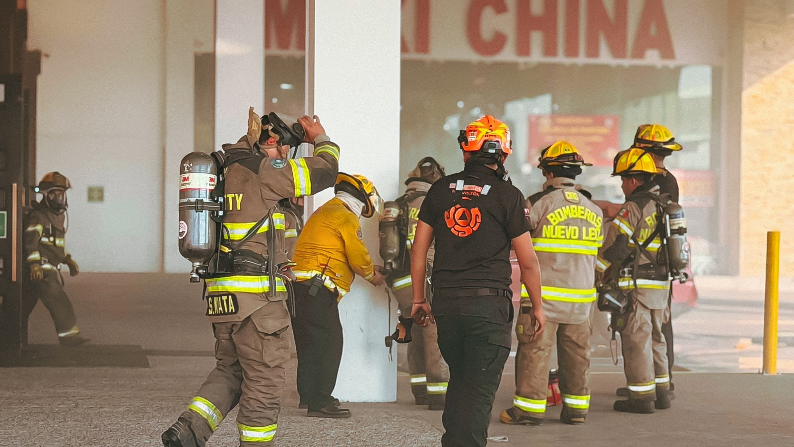 Evacuan a más de 1,300 personas por incendio en restaurante de plaza comercial en Monterrey