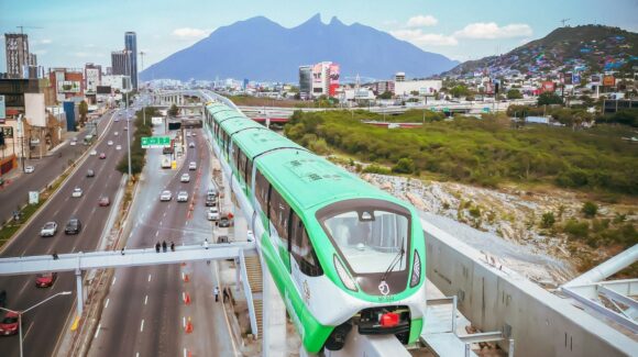 Metro de Nuevo León: Cruza monorriel nuevo puente que une Torre Rise con Morones