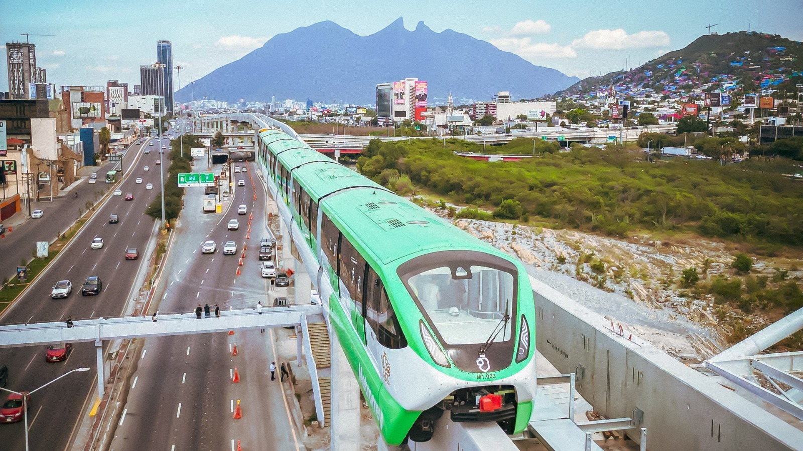 Cruza monorriel nuevo puente que une Torre Rise con Morones