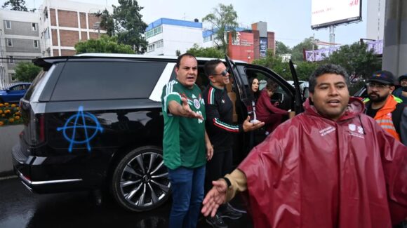 Protestan contra Cuauhtémoc Blanco; vandalizan su vehículo en CDMX