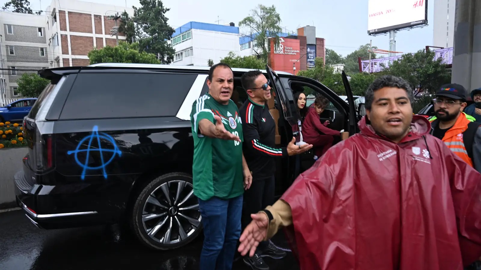 Protestan contra Cuauhtémoc Blanco; vandalizan su vehículo en CDMX