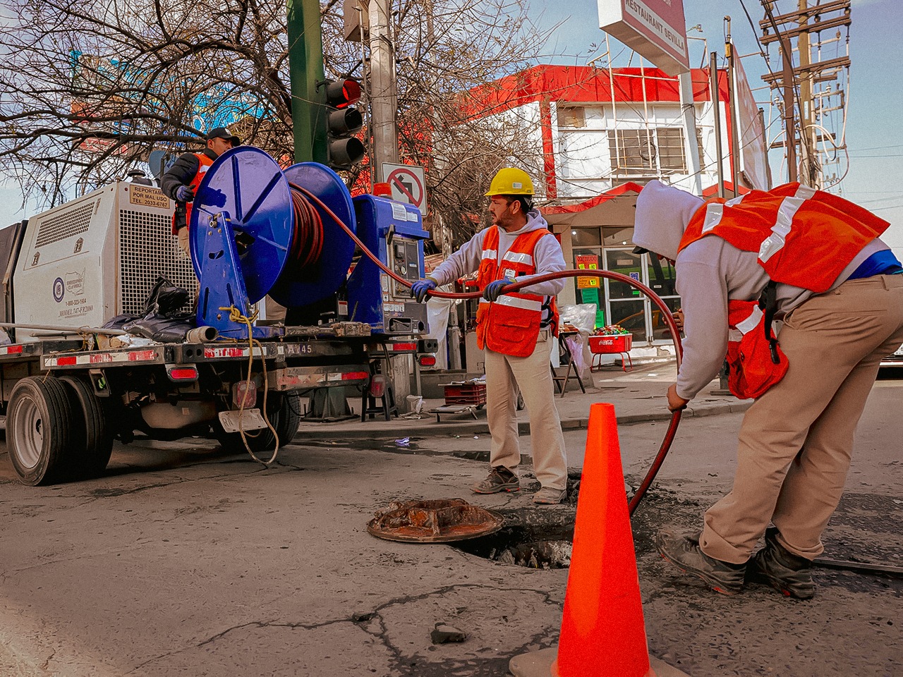 Agua y Drenaje de Monterrey desazolva 475 mil metros de tubería en 2026 y atiende más de 20 mil reportes en junio