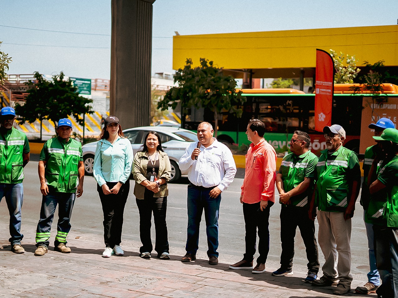 VIDUSA y Fideurb rehabilitan camellón central de la Línea 1 del Metro en la avenida Colón de Monterrey