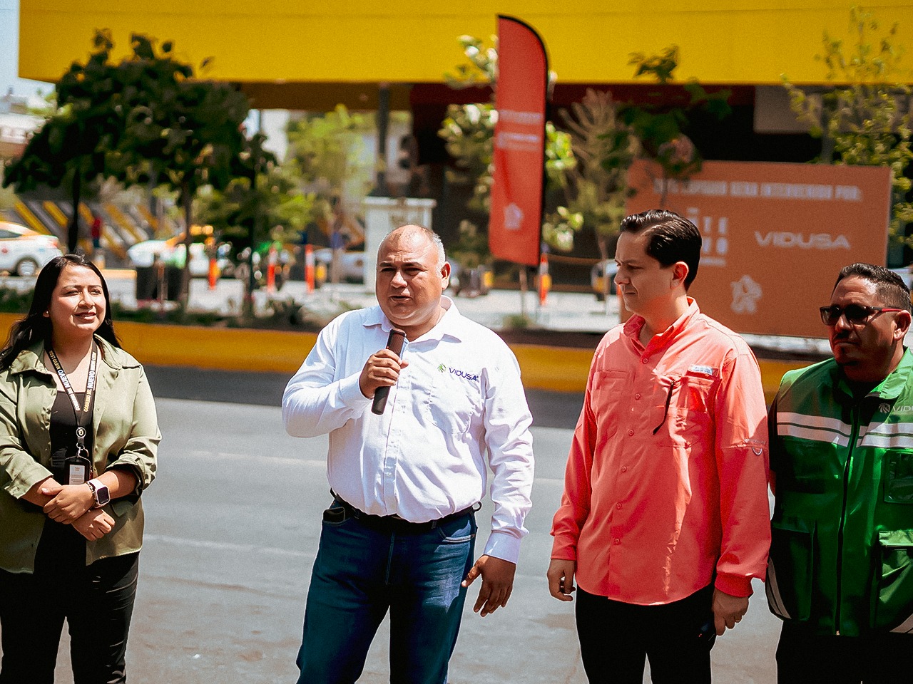 VIDUSA y Fideurb rehabilitan camellón central de la Línea 1 del Metro en la avenida Colón de Monterrey