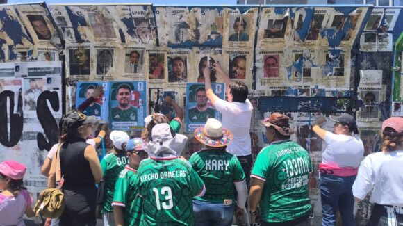Marchan colectivos de buscadoras previo al juego México vs Inglaterra para exigir justicia