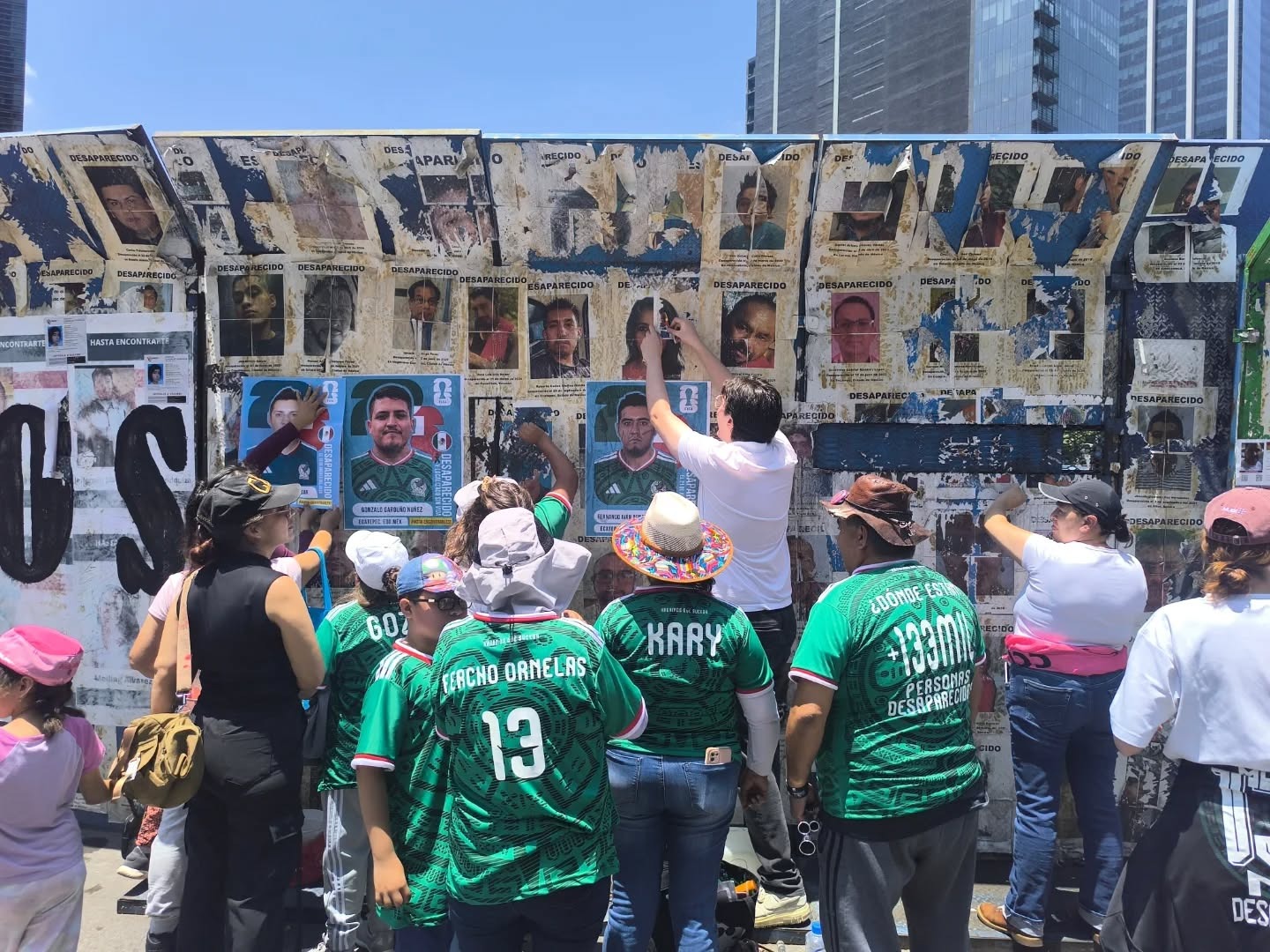 Marchan colectivos de buscadoras previo al juego México vs Inglaterra para exigir justicia