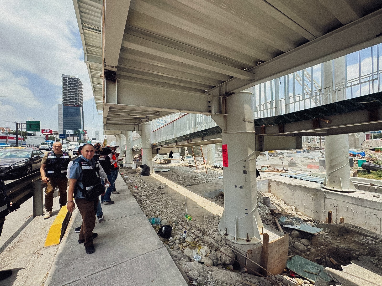Estado de Nuevo León y Monterrey difieren por obras pluviales en puente peatonal 'La Virgen'