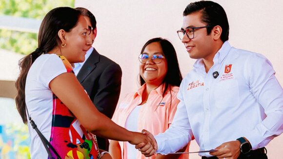 Más de 1,175 mujeres en Nuevo León reciben la nueva tarjeta ‘Ayudamos’ durante su primera semana de implementación