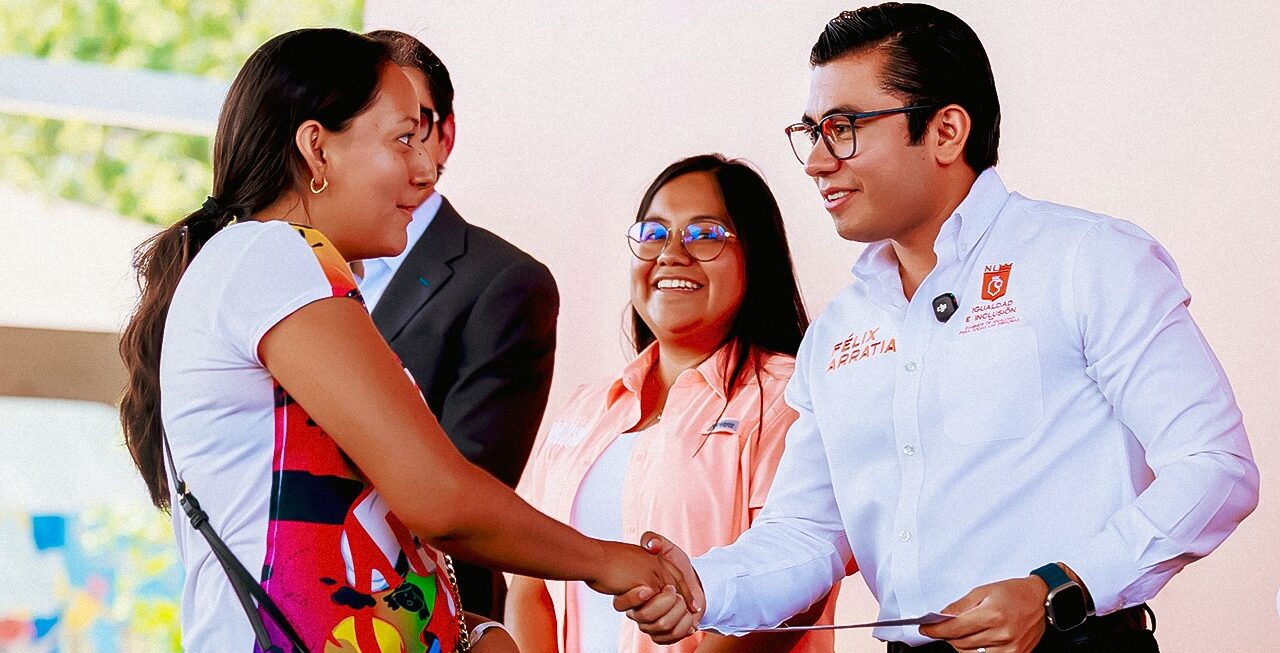 Más de 1,175 mujeres en Nuevo León reciben la nueva tarjeta 'Ayudamos' durante su primera semana de implementación