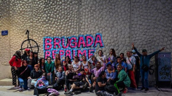 Colectivos trans cierran Reforma e incendian puerta de Segob en la Ciudad de México