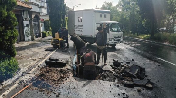 Socavón y fugas fracturan avenida Loreto Fabela en la alcaldía Gustavo A. Madero