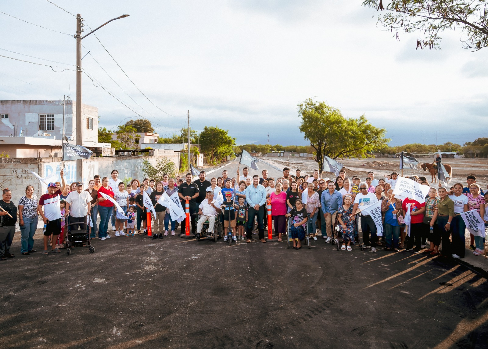 Gobierno de Salinas Victoria entrega obras de pavimentación en la colonia Emiliano Zapata