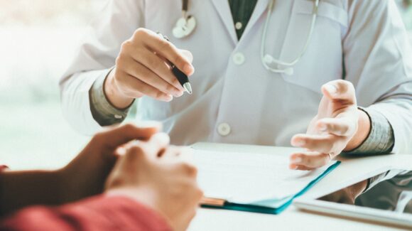 Seguros médicos registran alzas de hasta 40% en Nuevo León durante 2026