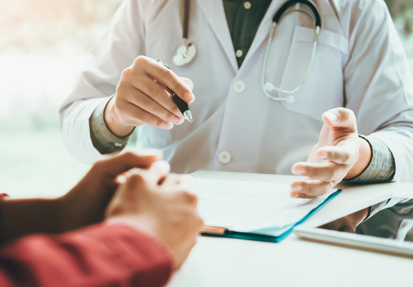 Seguros médicos registran alzas de hasta 40% en Nuevo León durante 2026