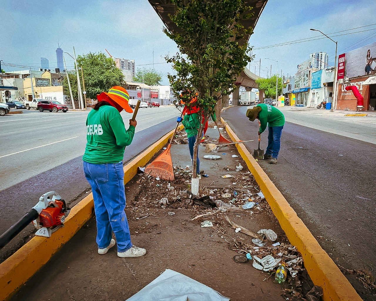 Fideurb intensifica labores de mantenimiento y limpieza en espacios públicos del Área Metropolitana de Monterrey