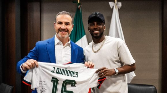 Alcalde Adrián de la Garza reconoce a Julián Quiñones durante su visita a Monterrey