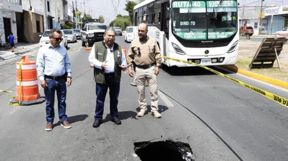 Fuga de drenaje sanitario provoca socavón y cierre vial en avenida de Escobedo