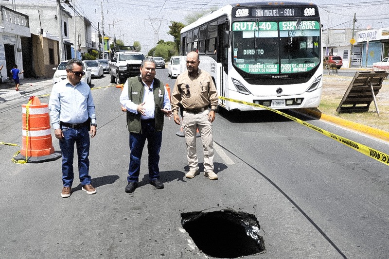 Fuga de drenaje sanitario provoca socavón y cierre vial en avenida de Escobedo