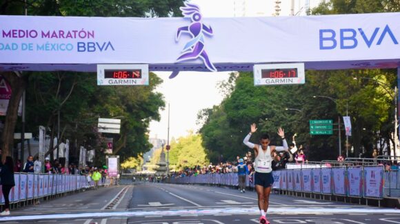 Ciudad de México recibe corredores de 32 países en el XIX Medio Maratón