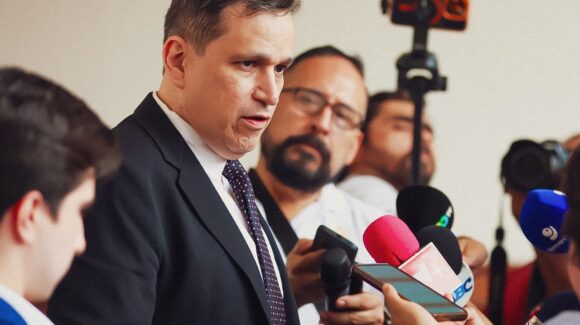 Gobierno de Nuevo León niega adeudos con municipios ante reclamos de alcaldes