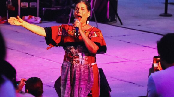 Pasan una noche de bohemia y romanticismo dentro del Foro Cultural del Pabellón Parque del Agua