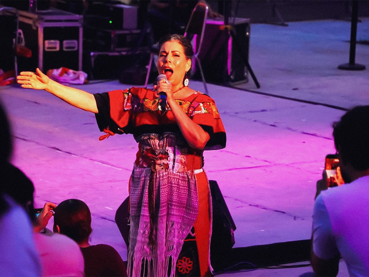 Pasan una noche de bohemia y romanticismo dentro del Foro Cultural del Pabellón Parque del Agua