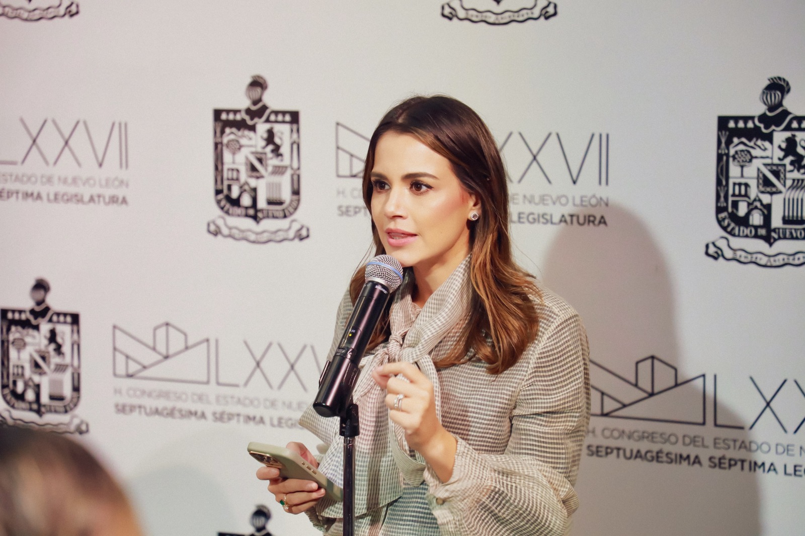 La diputada local del Partido Revolucionario Institucional (PRI), Lorena de la Garza Venecia, afirmó que el juicio político en contra del gobernador de Nuevo León, Samuel García Sepúlveda, continúa vigente, asegurando que la reciente determinación de la Suprema Corte de Justicia de la Nación (SCJN) no frena las facultades del Congreso del Estado para desahogar el procedimiento. De acuerdo con la legisladora, la resolución del máximo tribunal del país se limita a suspender de forma provisional la ejecución de una posible sanción derivada del caso, en tanto se analiza y resuelve el fondo del asunto. Sin embargo, aclaró que esto no impide al Poder Legislativo avanzar en las distintas etapas del proceso. La diputada señaló que el Congreso local mantiene la atribución legal para revisar las pruebas presentadas, elaborar el dictamen correspondiente y someterlo a la votación del pleno conforme a los lineamientos establecidos por la ley. "Que no quieran confundir a la gente. Samuel no ganó. La Suprema Corte no canceló el juicio político. El Congreso puede seguir haciendo su trabajo, revisando las pruebas, elaborando el dictamen y votándolo como corresponde", puntualizó De la Garza. Asimismo, la legisladora enfatizó la diferencia técnica entre pausar la aplicación de una sanción definitiva y detener la totalidad del procedimiento, por lo que exhortó a la ciudadanía a no caer en interpretaciones erróneas que pudieran generar confusión sobre los alcances reales del fallo judicial. Finalmente, De la Garza Venecia cuestionó las estrategias legales empleadas por la defensa del mandatario estatal para impugnar los procesos instaurados en su contra, reiterando que el expediente seguirá su curso normativo y, de ser requerido, será turnado a las instancias competentes para su seguimiento.