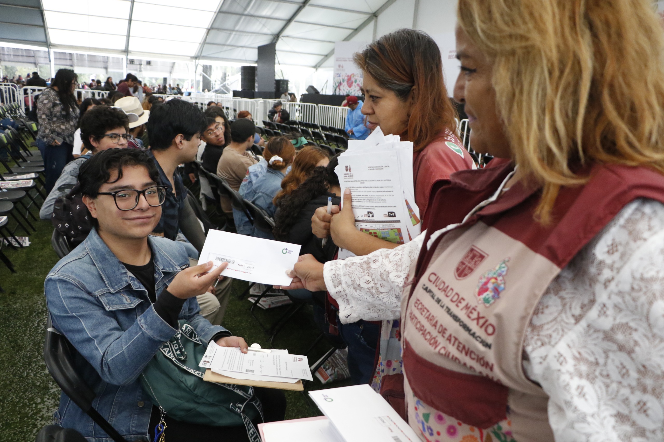 Ciudad de México entrega becas de transporte a 100 mil universitarios
