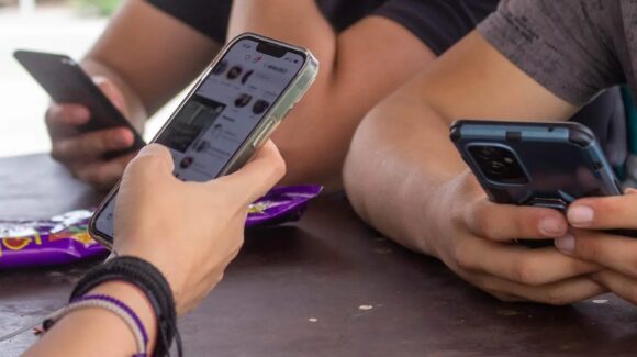 Analiza Secretaría de Educación prohibir celulares en escuelas de Nuevo León