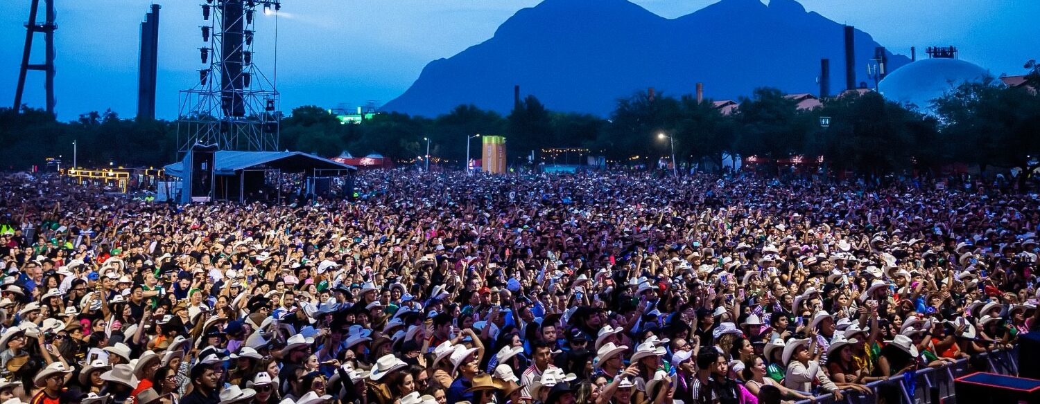 Carín León encabeza el cierre del Fan Fest en Monterrey ante más de 50 mil personas