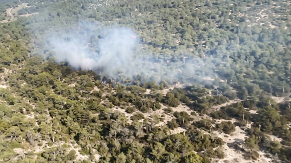 Nuevo León activa operativo aéreo y terrestre para contener incendio forestal en Galeana