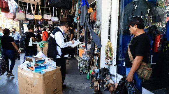 Monterrey realiza 46 decomisos de mercancía a comercio informal en el Centro