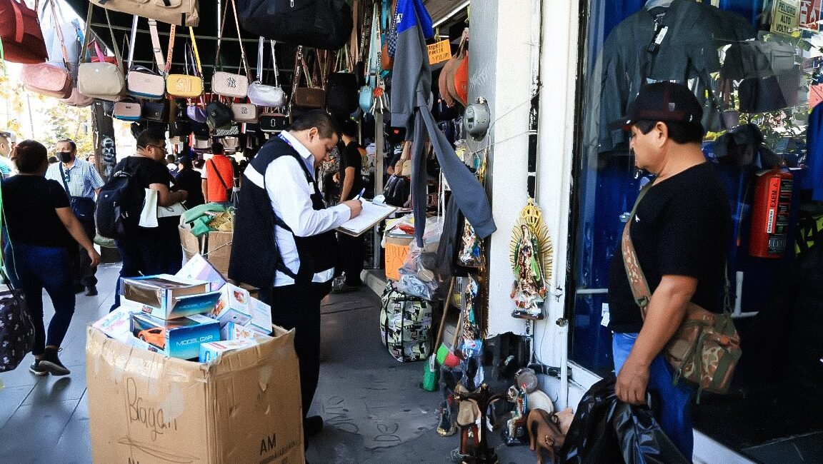 Dirección de Comercio decomisa mercancía a 46 vendedores informales en la zona centro